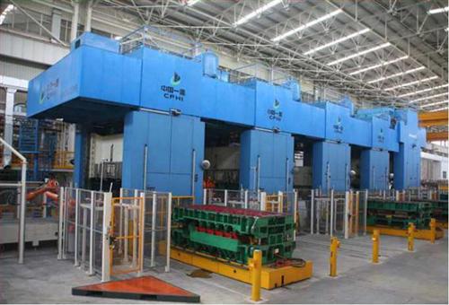 公司与法国SCMB公司合作生产的武汉神龙2000吨双动冲压生产线